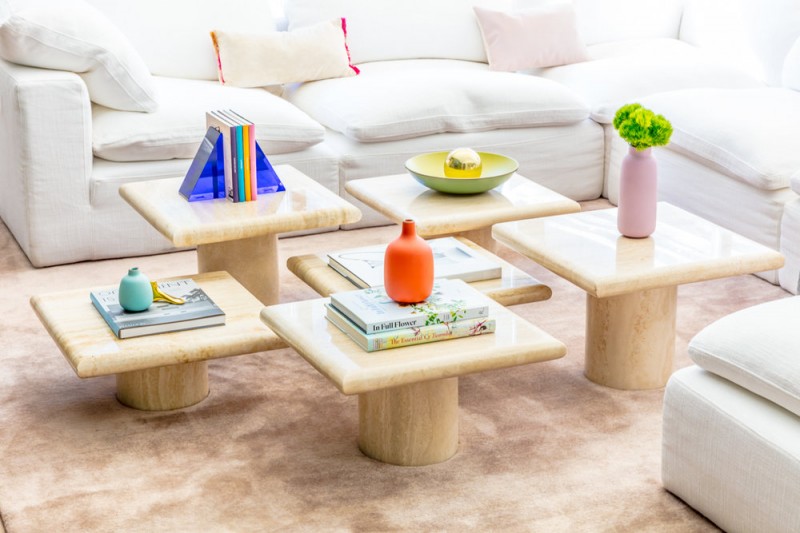 Светлый интерьер с яркими акцентами