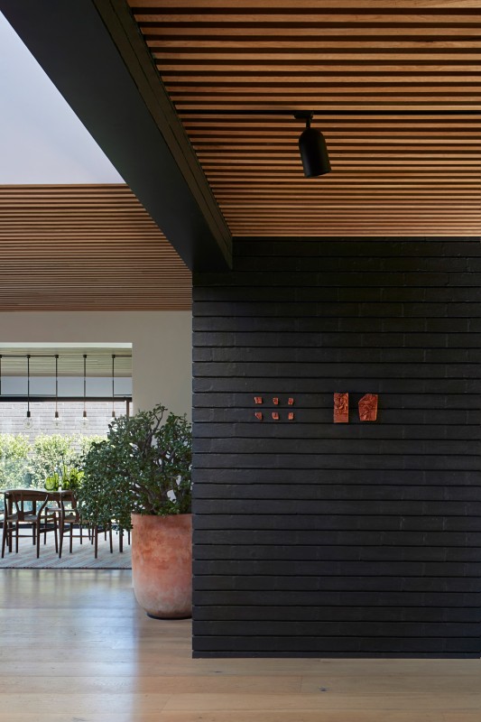 Угольно-черный цвет в сочетании с теплыми тонами дерева в интерьере дома в Мельбурне