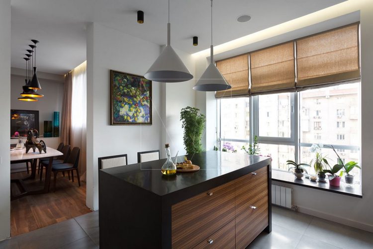 Деревянные поверхности и яркие цвета - современная квартира для молодой семьи