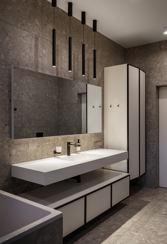 Дерево и камень в интерьере просторных апартаментов