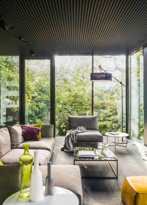 Интерьер двухэтажного дома в лесу