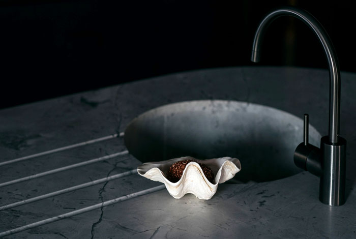 Темные оттенки в интерьере квартиры в Сиднее Темные оттенки в интерьере квартиры в Сиднее