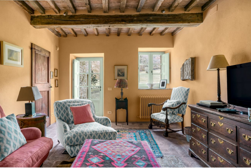 Замковая каменная вилла, расположенная на 84 гектарах леса в пасторальной Тоскане