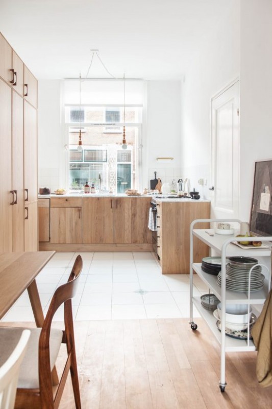 Интерьер гостиной и кухни старого дома в Делфте, Нидерланды Интерьер гостиной и кухни старого дома в Делфте, Нидерланды