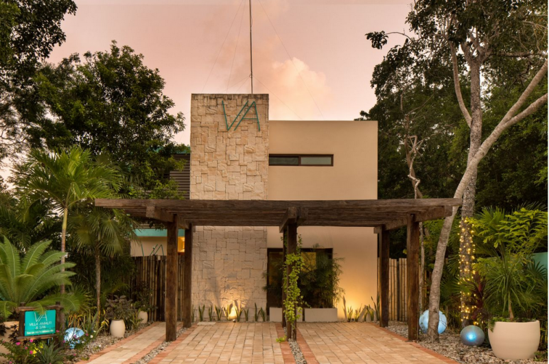 Красочный тропический модернизм в интерьере виллы в Мексике