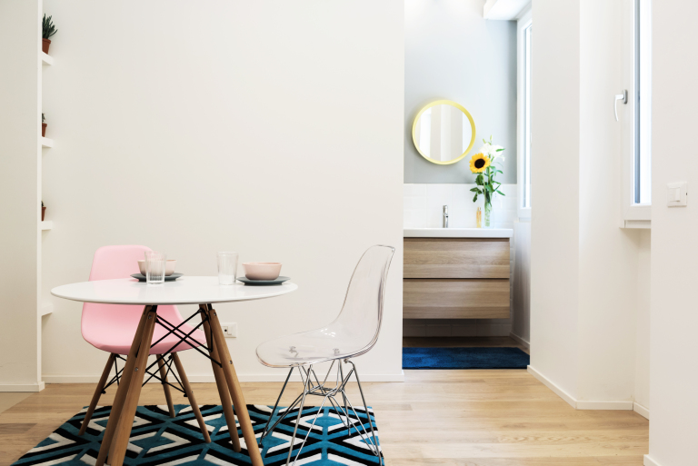 Многофункциональная подвижная стена в небольшой квартире