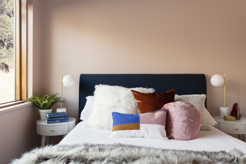 Насыщенные кобальтовые оттенки в сочетании с круглыми формами и металлическими акцентами Насыщенные кобальтовые оттенки в сочетании с круглыми формами и металлическими акцентами