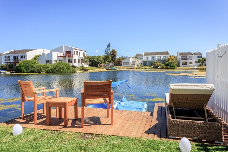 Приглушенные оттенки и элегантная современная мебель в интерьере апартаментов в Кейптауне Приглушенные оттенки и элегантная современная мебель в интерьере апартаментов в Кейптауне