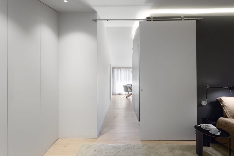 Контрастный интерьер функциональных апартаментов в Барселоне