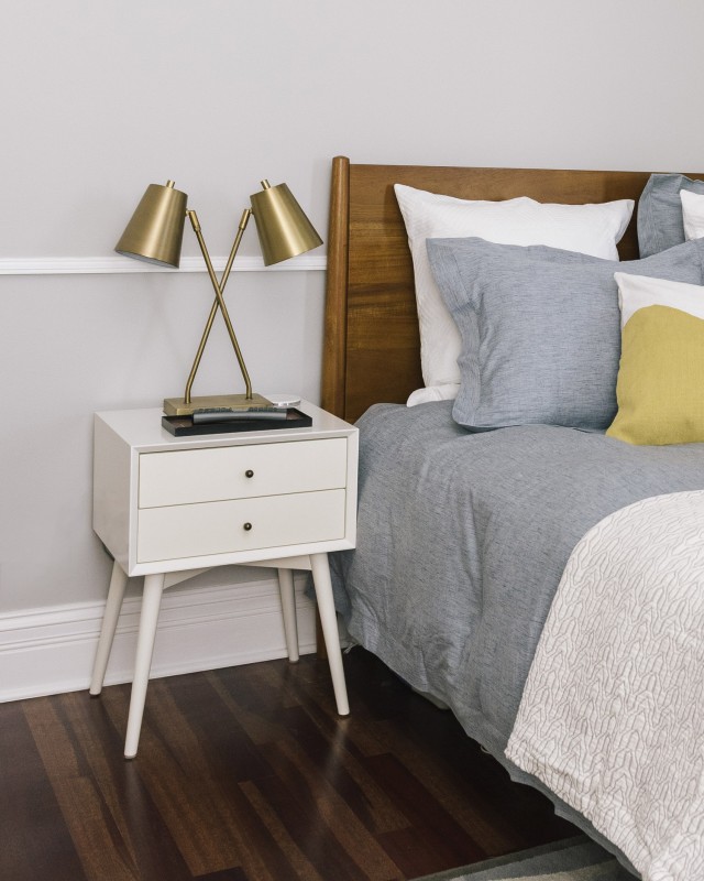 Прохладные цвета и медные акценты в интерьере просторных чикагских апартаментов Прохладные цвета и медные акценты в интерьере просторных чикагских апартаментов