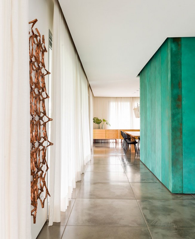 Интерьер пентхауса с полированными бетонными полами и обширной деревянной облицовкой