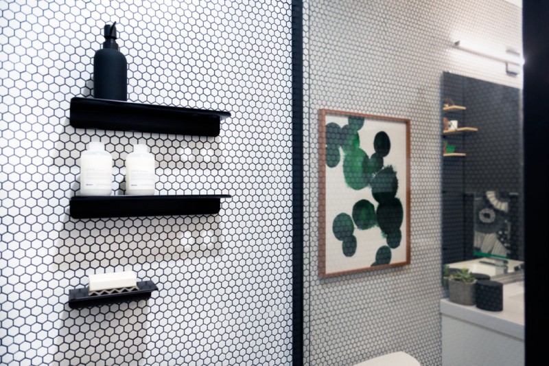 Контрастный декор небольшой ванной комнаты Контрастный декор небольшой ванной комнаты