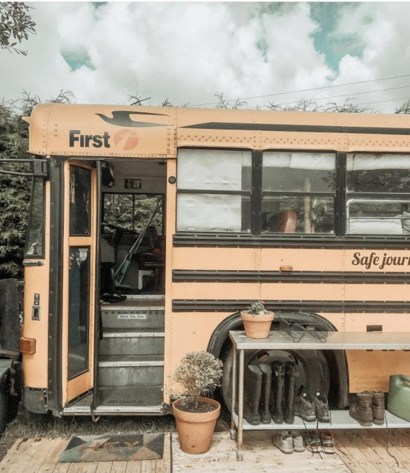 Бывший школьный автобус, превращённый владельцами, Эйлсой и Полом, в мини-дом в богемном стиле