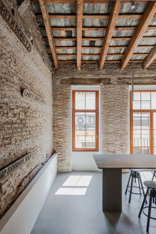 Интерьер апартаментов в реконструированном заброшенном здании начала ХХ века в Валенсии, Испания Интерьер апартаментов в реконструированном заброшенном здании начала ХХ века в Валенсии, Испания