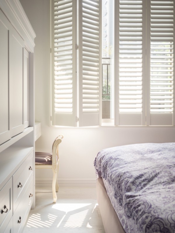 Яркие акценты в белоснежном интерьере