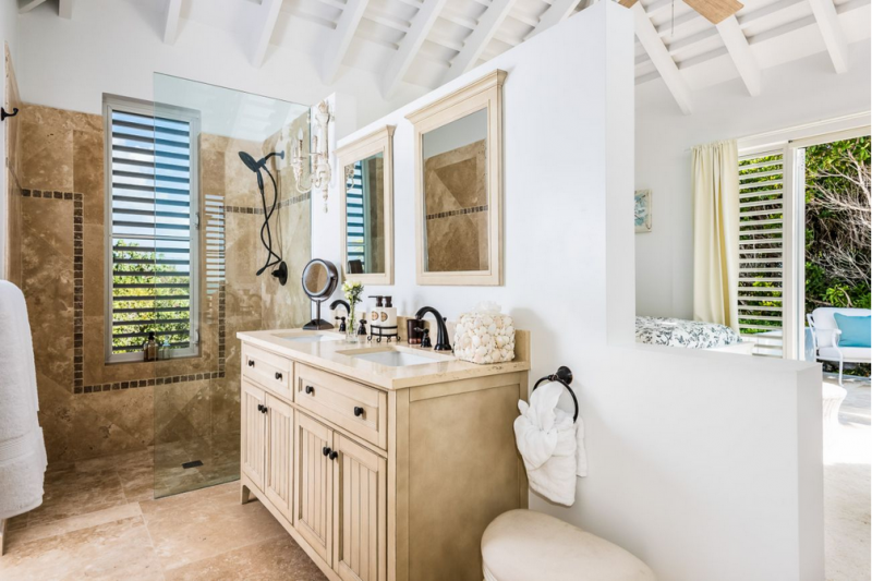 Небольшой отель Pearl West в городе Лонг-Бэй-Хиллс, острова Тёркс и Кайкос