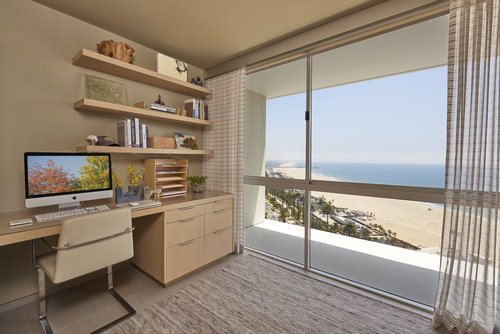 Приземистая мебель и художественные инсталляции в просторном светлом пентхаусе