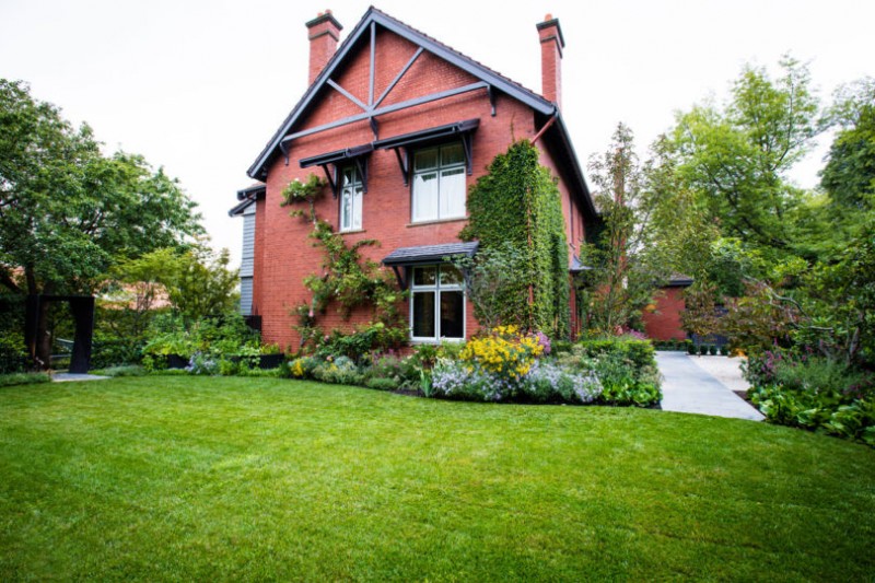 Великолепный проект организации террасы и сада с бассейном в загородном доме