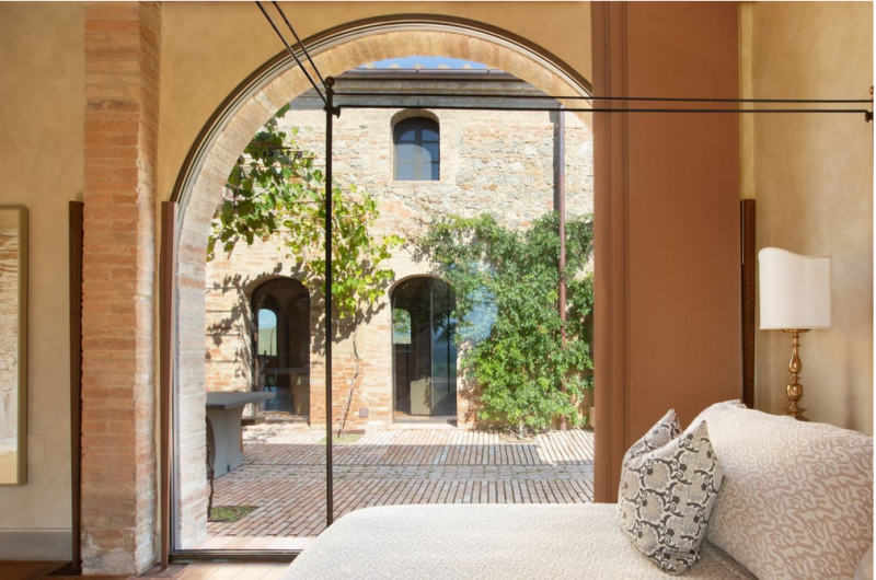 400-летний фермерский дом на вершине холма недалеко от Сиены, Италия 400-летний фермерский дом на вершине холма недалеко от Сиены, Италия