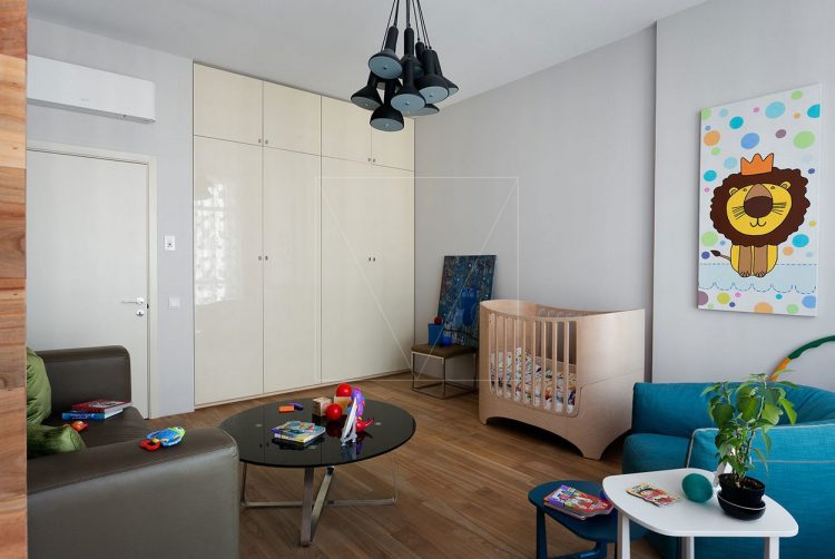 Деревянные поверхности и яркие цвета - современная квартира для молодой семьи