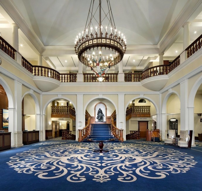 Канадский отель Fairmont Chateau Lake Louise, окруженный высокими горными вершинами Канадский отель Fairmont Chateau Lake Louise, окруженный высокими горными вершинами