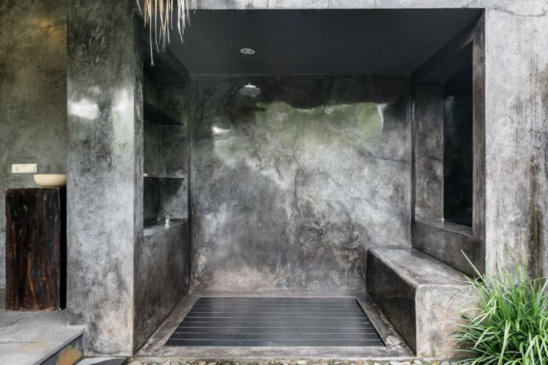 Современная вилла с соломенной крышей и видом на джунгли