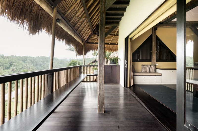 Современная вилла с соломенной крышей и видом на джунгли