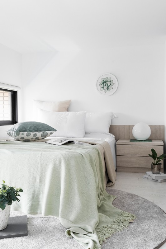 Цветные детали, мебель и аксессуары в светлом интерьере