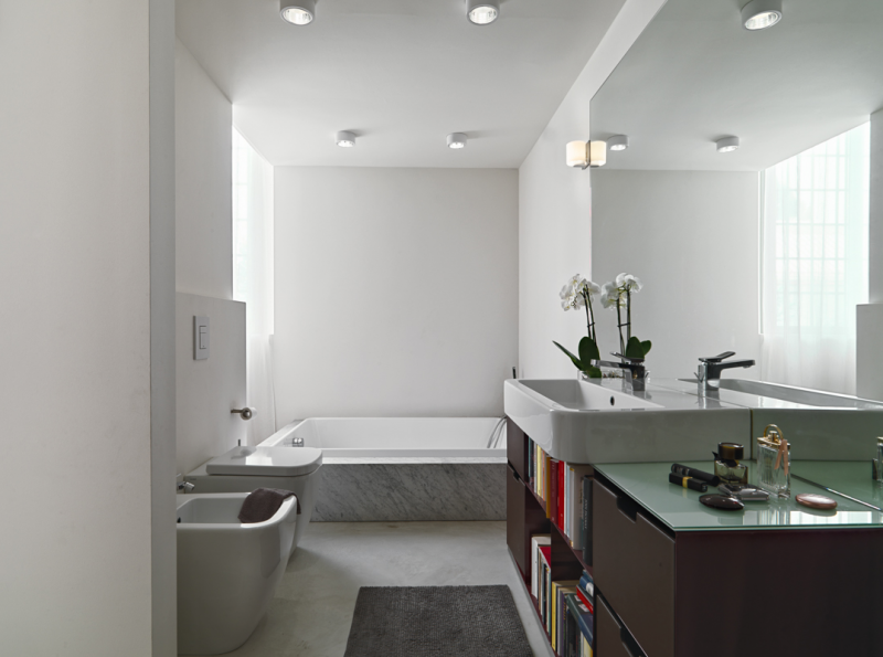 Светлая квартира с яркими элементами декора