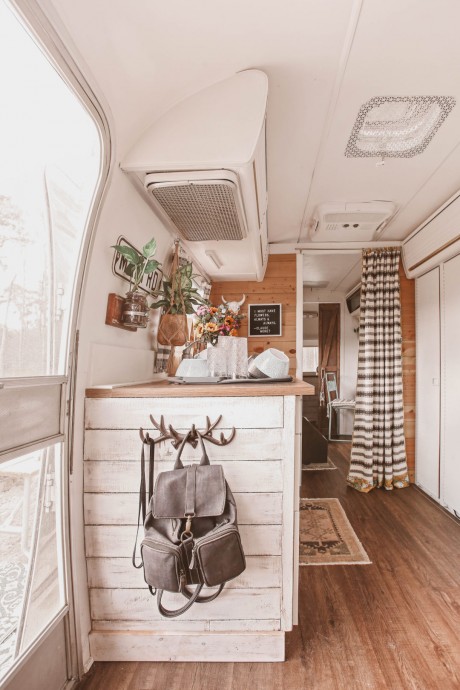 Трейлер Airstream, принадлежащий музыканту Райану Санчесу и дизайнеру Шине Армстронг Трейлер Airstream, принадлежащий музыканту Райану Санчесу и дизайнеру Шине Армстронг
