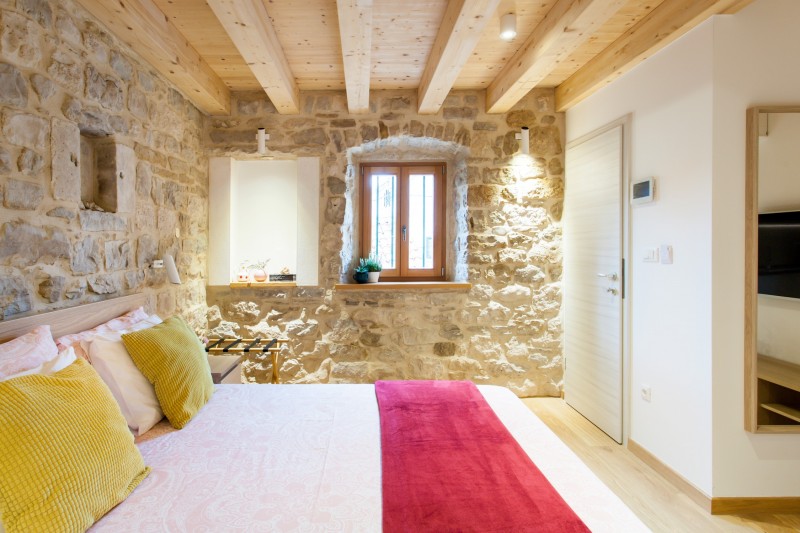 Уютная студия с оригинальными каменными стенами