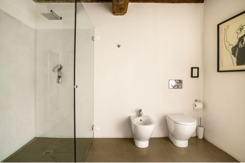 Замковая каменная вилла, расположенная на 84 гектарах леса в пасторальной Тоскане