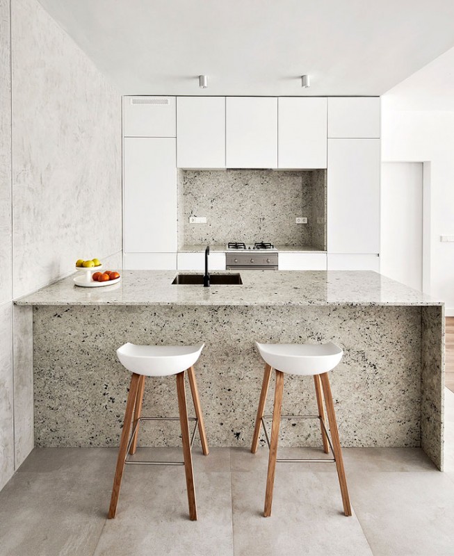 Белый и серый цвета, гранит и дерево в интерьере апартаментов в Барселоне
