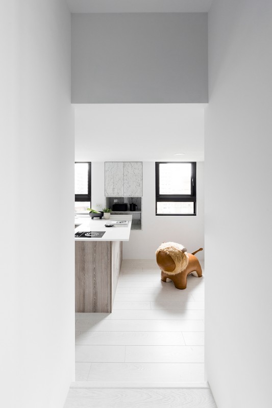 Цветные детали, мебель и аксессуары в светлом интерьере