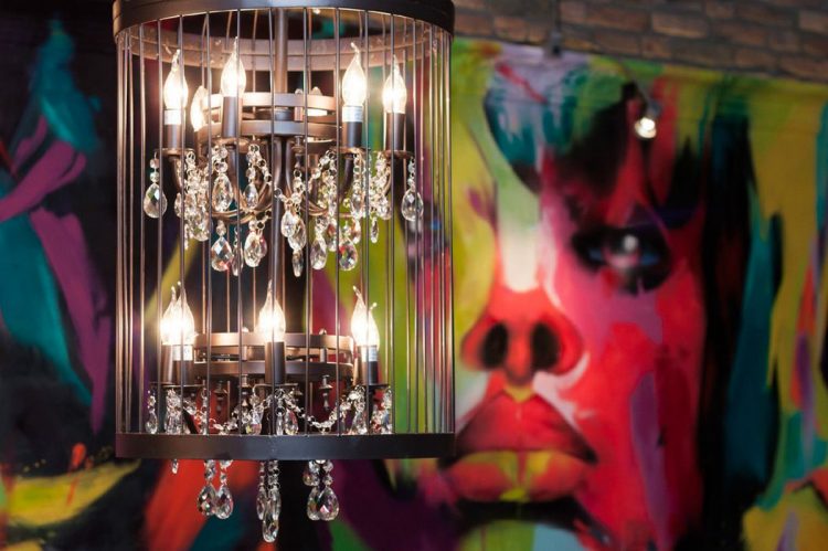 Эклектичный декор лофта, расположенного в бывшем старинном магазине