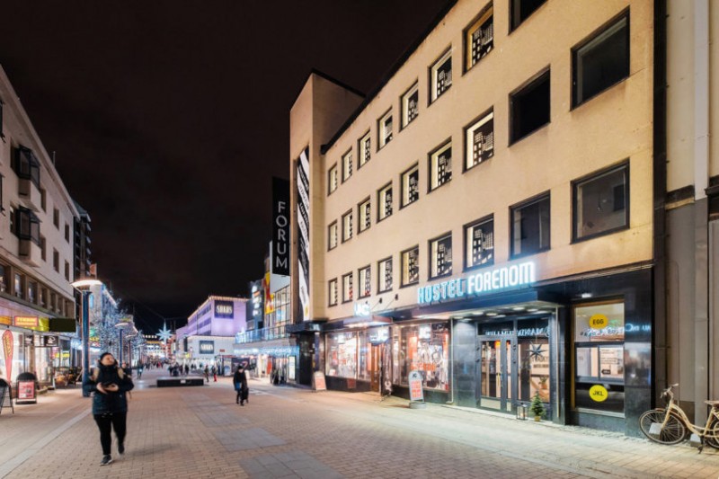 Бывший банк в Ювяскюля, Финляндия, был преобразован в современный хостел Studio Puisto Architects Бывший банк в Ювяскюля, Финляндия, был преобразован в современный хостел Studio Puisto Architects