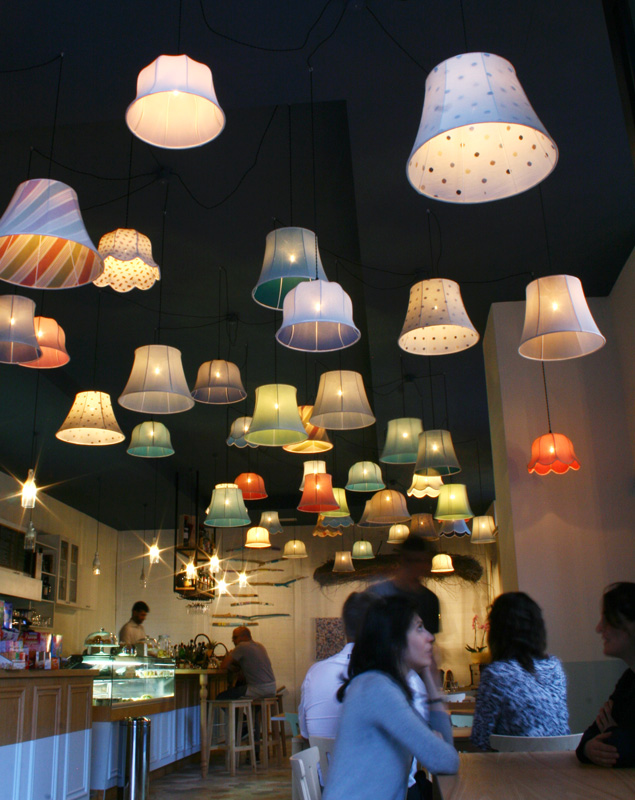 Интерьер уютного кафе в Риме