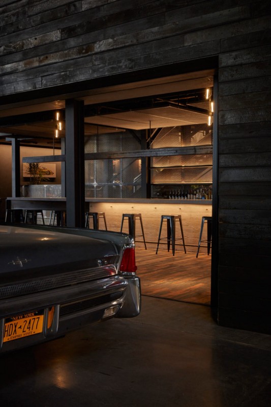 Клуб любителей классических автомобилей, расположенный на пристани 76 на реке Гудзон, Нью-Йорк