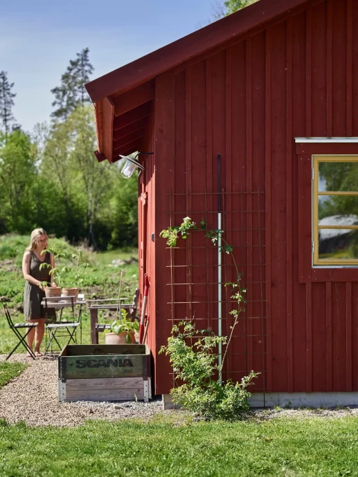Недавно построенный классический деревенский дом в коммуне Эребру, Швеция