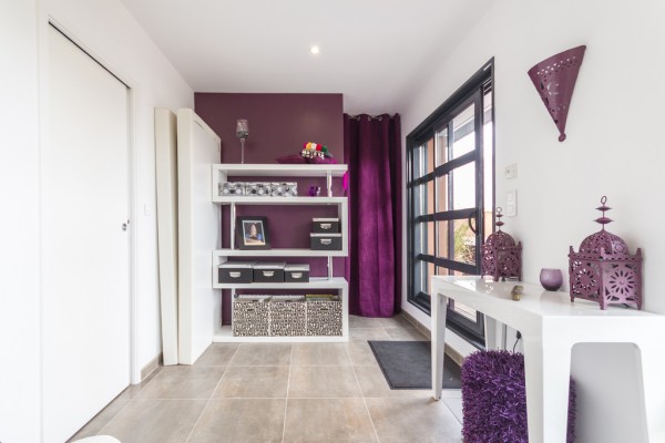 Смелое использование ярких цветов на вилле во Франции