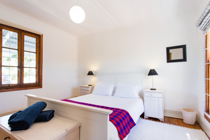 Интерьер коттеджа в сине-белых цветах