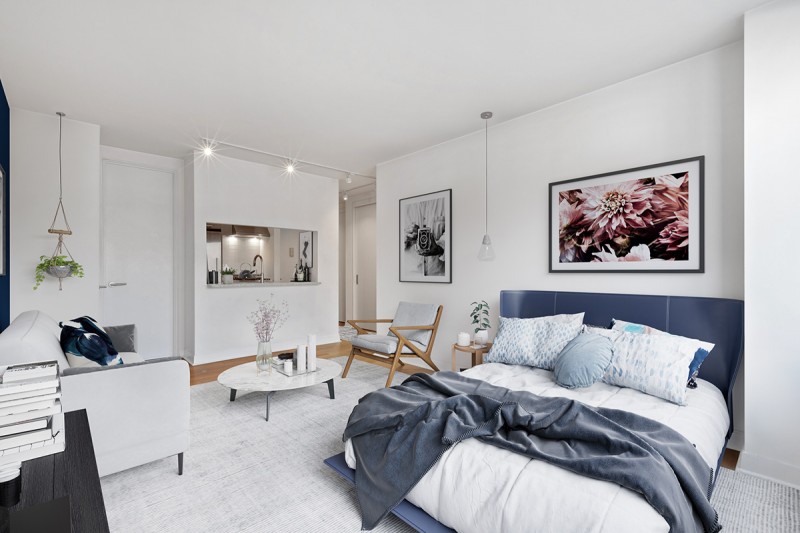 Синяя стена, контрастирующая с легкой нейтральной цветовой палитрой