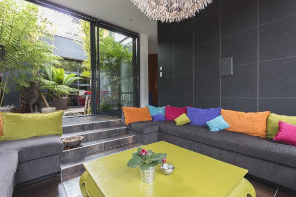 Смелое использование ярких цветов на вилле во Франции