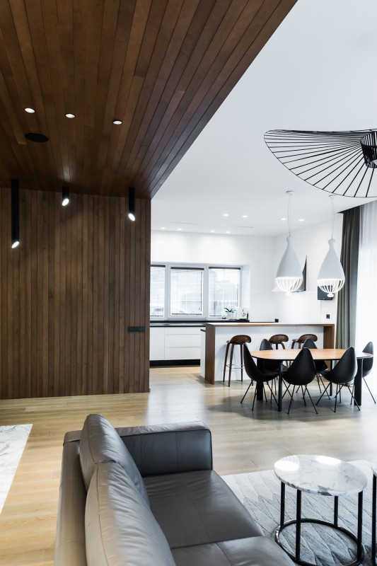 Сочетание дерева и мрамора в интерьере дома в Вильнюсе