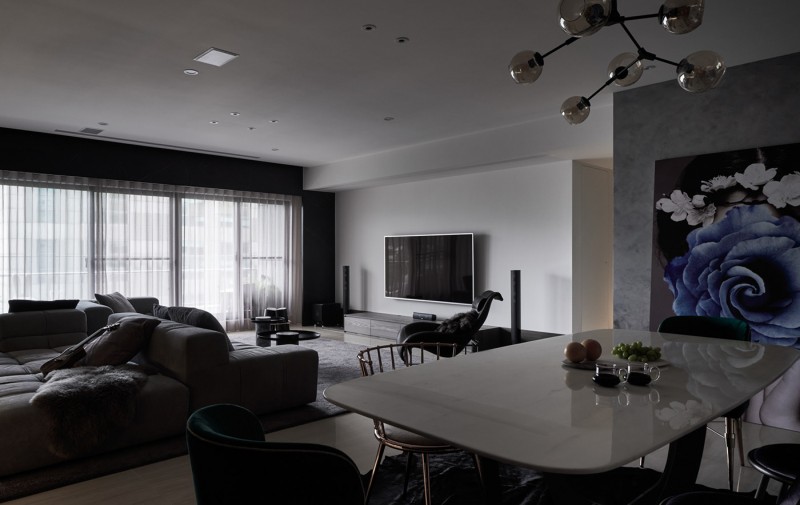 Темные тона в интерьере стильных апартаментов