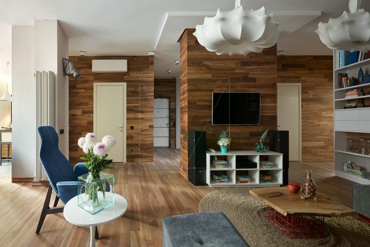 Деревянные поверхности и яркие цвета - современная квартира для молодой семьи