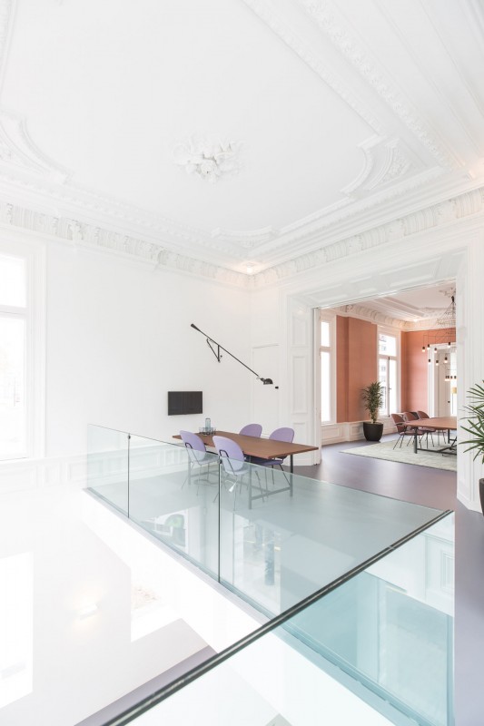 Лёгкий красочный дизайн офиса компании FinTech Bridgevest в Роттердаме