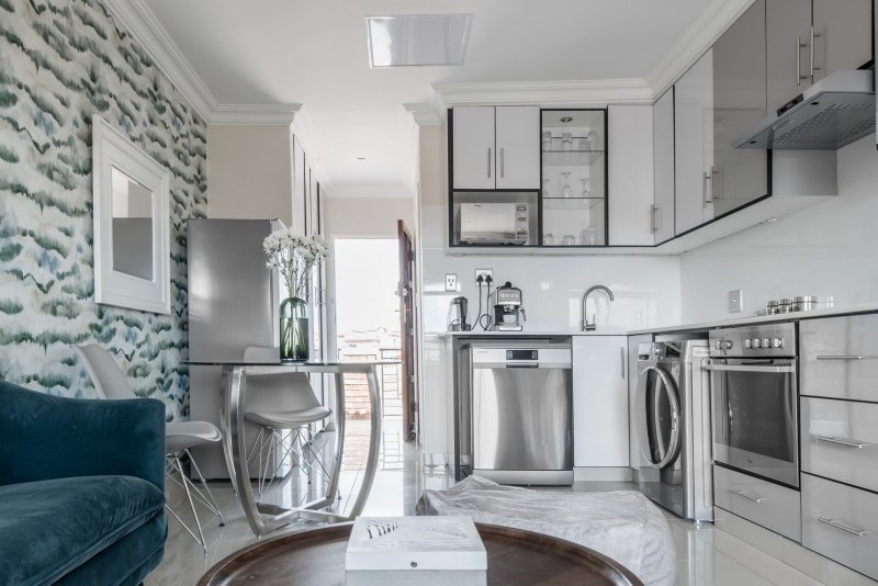 Наполненный светом свежий интерьер студии в Мидранде, ЮАР