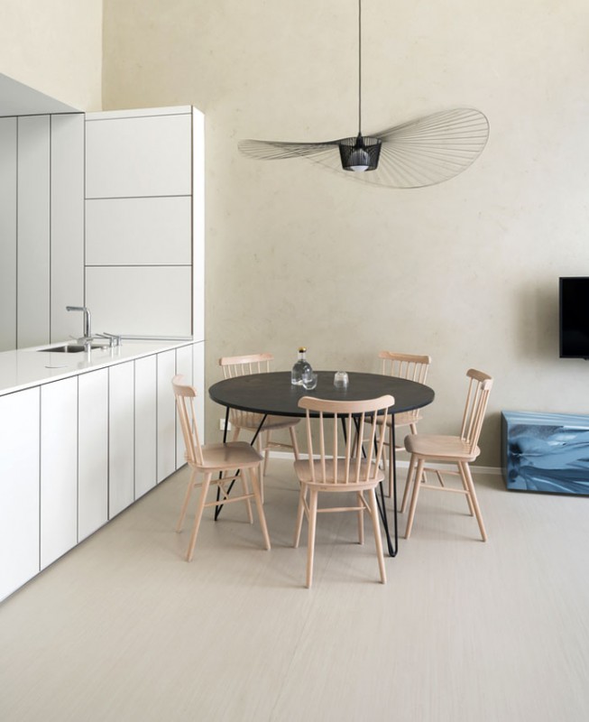 Палитра светлых оттенков и простые, элегантные формы в интерьере квартиры в Дубравке, Словакия