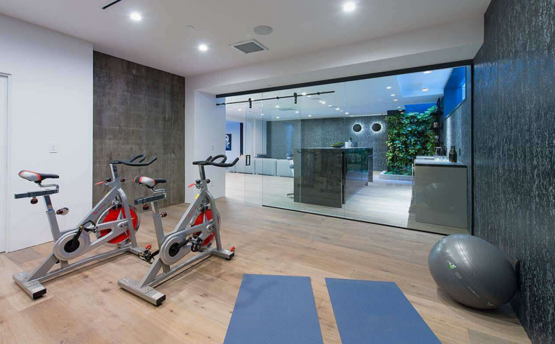 Роскошная современная резиденция, расположенная в Лос-Анджелесе